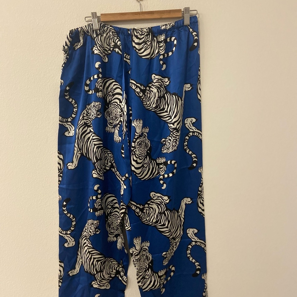 Slip into soft Blue Tiger Print Pajama SET 100 percent silk. - Picture 4 of 7